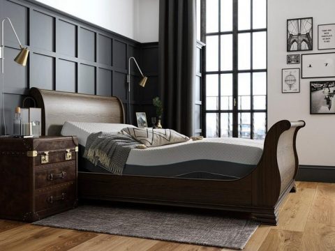Giường gỗ cổ điển
